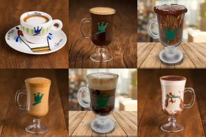 Seis copos com diferentes bebidas: expresso, expresso com leite e variações de cappuccino