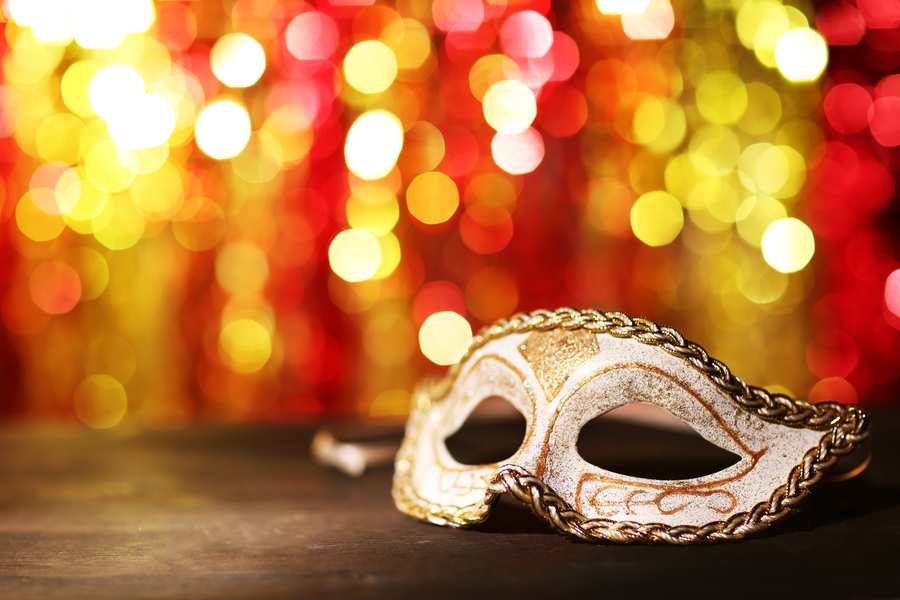 Como vender mais no Carnaval: decoração com máscara carnavalesca e confete ao fundo