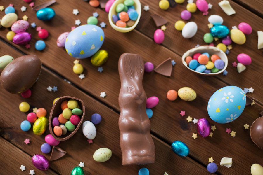 Como vender mais na Páscoa: ovos de chocolate e confete colorido em uma mesa