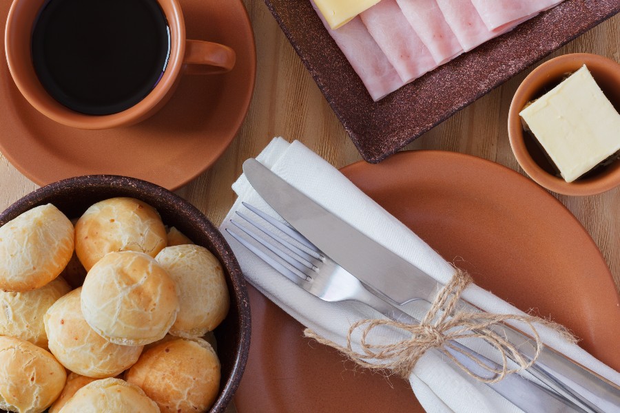 mesa com café da amnha tipicamente brasileiro