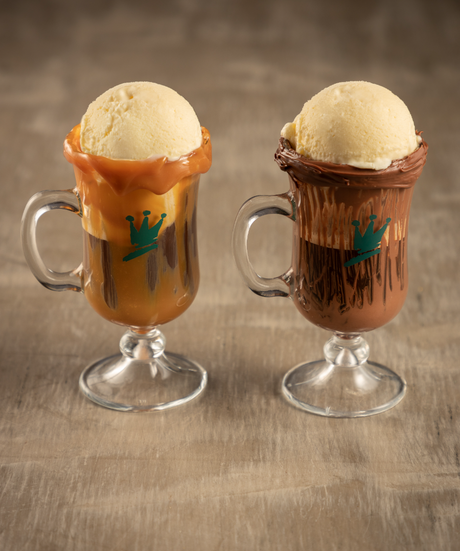 Foto de duas taças do Rei do Mate com as bebidas diferentes do tipo café expresso gourmet (Loucura 2 em 1).