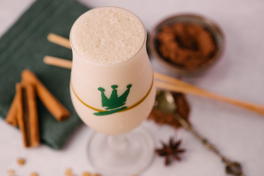 Bebidas diferentes Rei do Mate: foto de uma taça com logo da marca e mate com maracujá.