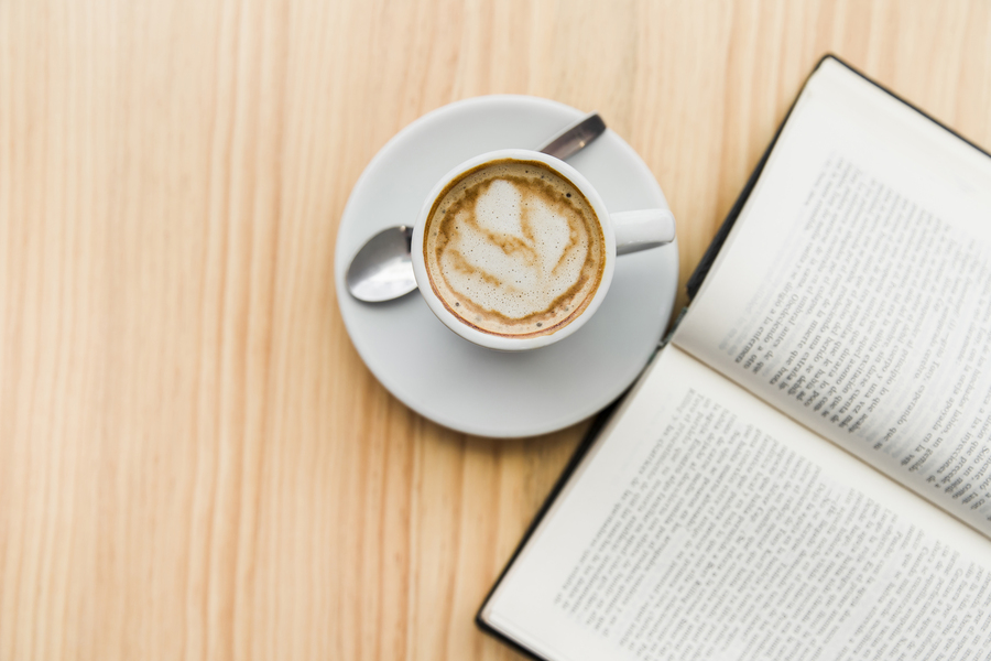 Café ao lado de um livro de empreendedorismo