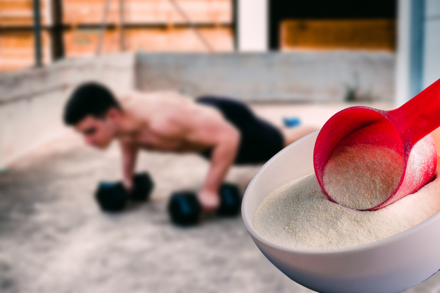 Homem treinando com pesos ao fundo e scoop de whey protein em destaque, mostrando whey protein para que serve no suporte à musculação